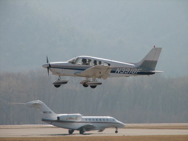 Piper Cherokee (N3918F) - Landing after a sightseeing trip.