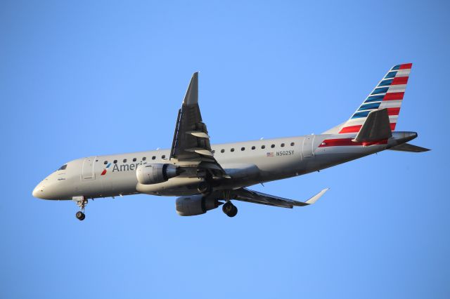 EMBRAER 175 (long wing) (N502SY)