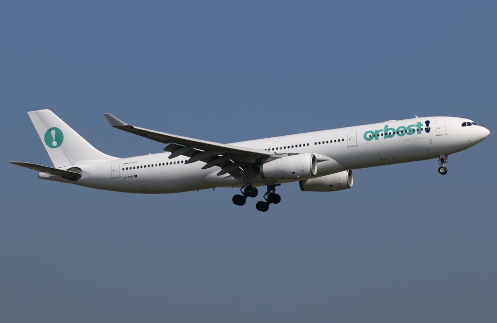 Airbus A330-300 (CS-TRH)
