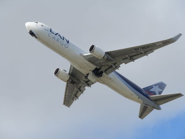 BOEING 767-300 (N418LA)