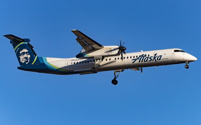 de Havilland Dash 8-400 (N430QX)