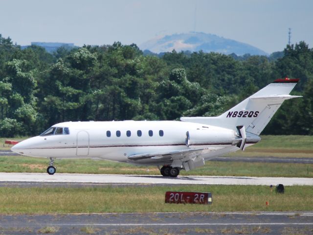 Hawker 800 (N892QS) - Arriving runway 2R - 8/23/09