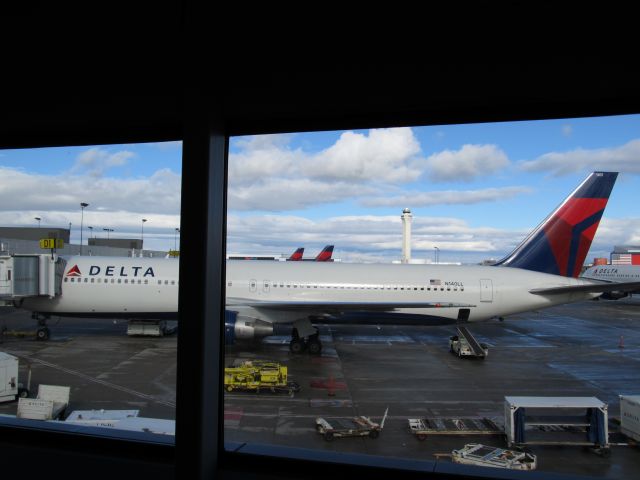 BOEING 767-300 (N140LL) - Delta Airlines 767-300 from SLC about to board for take off to Honolulu.