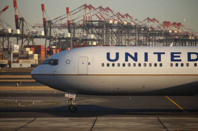 BOEING 767-300 (N659UA)