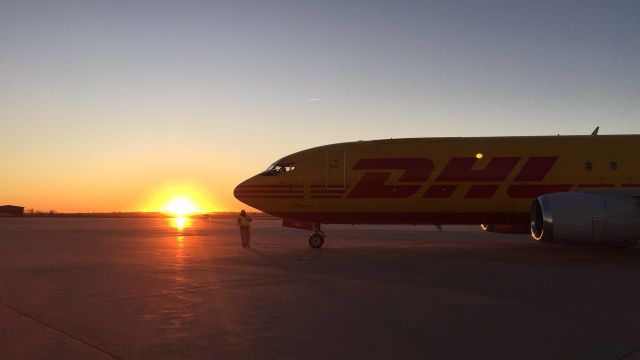 BOEING 737-400 (N306GT) - Starting the engines at sunrise.