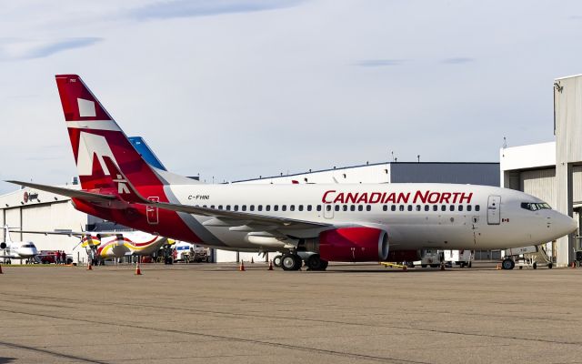 Boeing 737-700 (C-FHNI)
