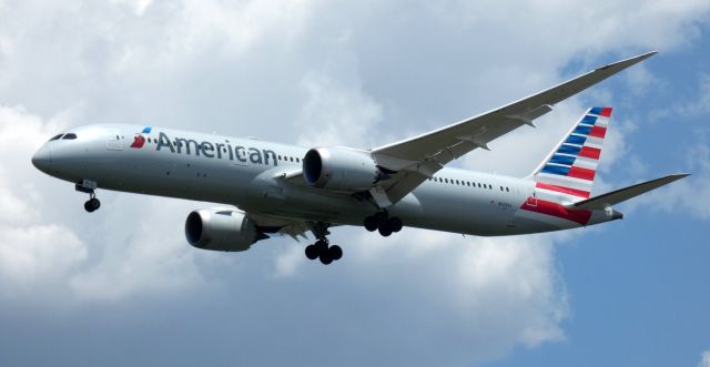 Boeing 787-9 Dreamliner (N838AA) - On short final is this 2018 American Airlines Boeing 787-9 Dreamliner in the Summer of 2023. EGLL - KPHL