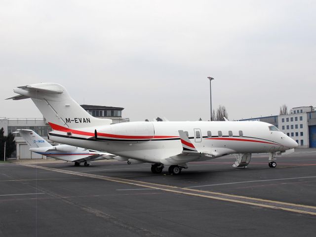 Bombardier Challenger 300 (M-EVAN)
