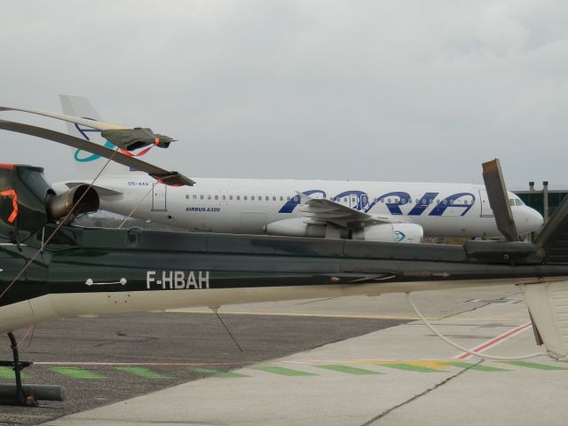 Airbus A320 (S5-AAS) - nov 2011