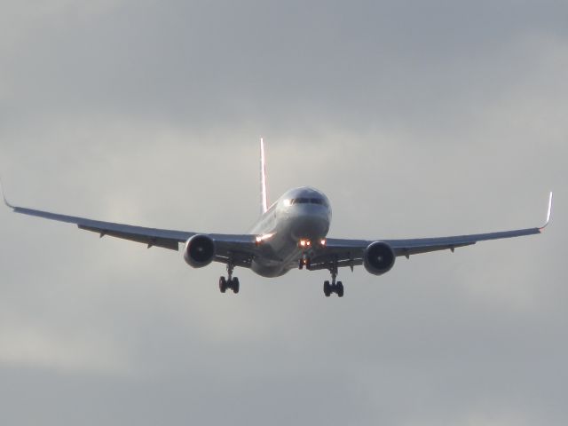 BOEING 767-300 (N372AA)