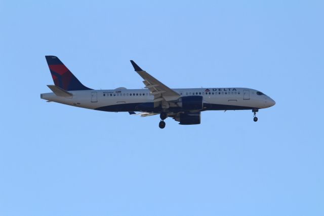 Airbus A220-300 (N324DU)
