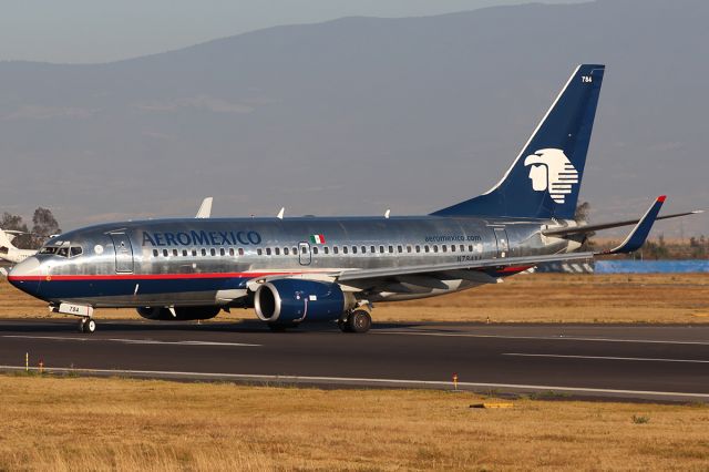 Boeing 737-700 (N784XA)