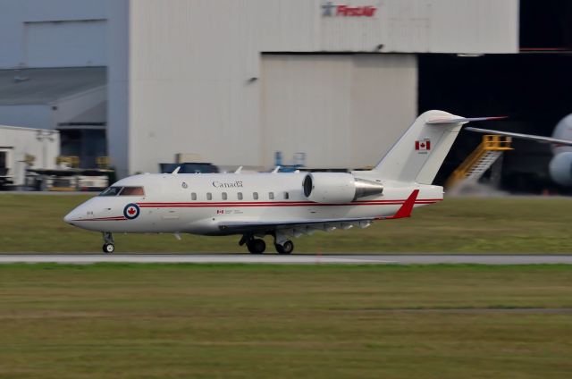 Canadair Challenger (14-4618) - Departing from rwy 25