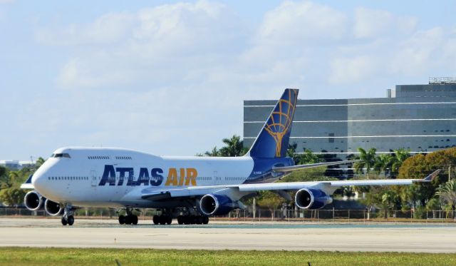 Boeing 747-400 (N465MC)