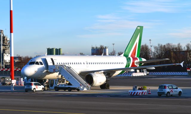 Airbus A319 (EI-IMB) - Alitalia Airbus A319-112 EI-IMB in Roma Fiumicino 