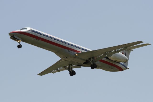Embraer ERJ-145 —