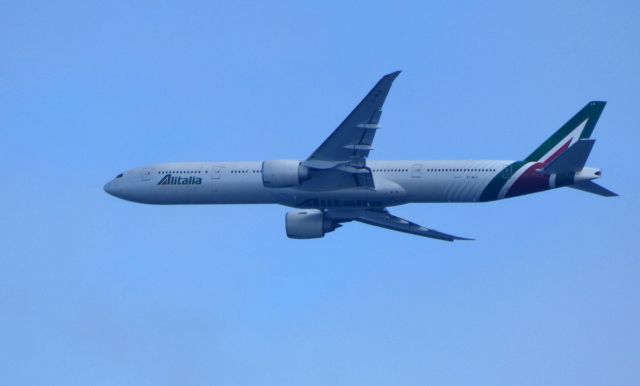 BOEING 777-300 (EI-WLA) - On approach is this 2009 Alitalia Boeing 777-3Q8 in the Autumn of 2019.