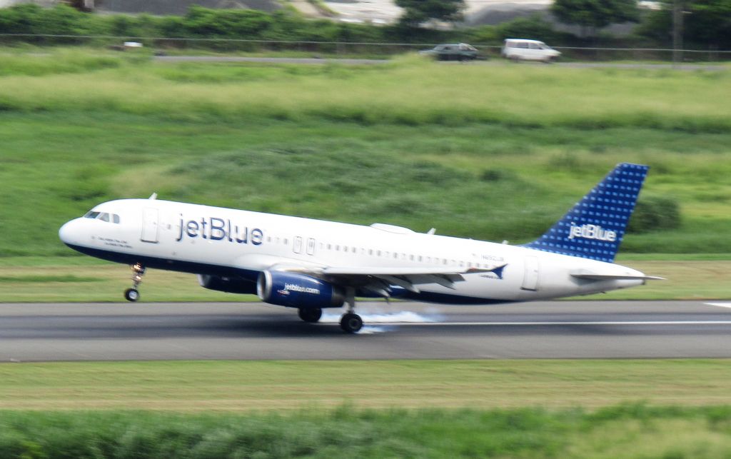 Airbus A320 (N652JB)