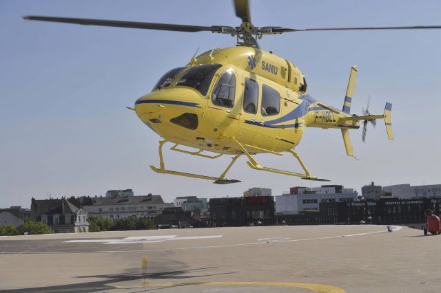 F-HBEL — - Atterrissage à l'héliport de l'hôpital de Nantes sur le toit du Samu 44