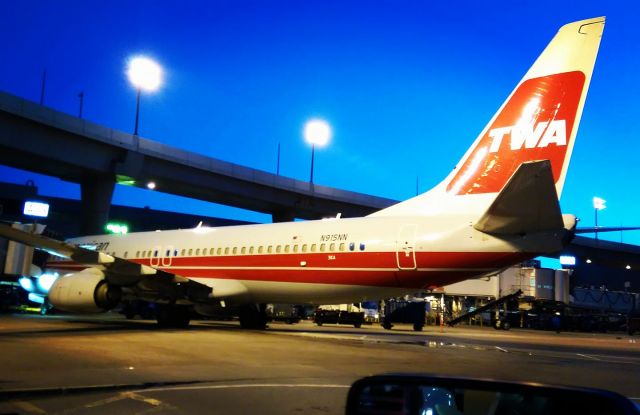 Boeing 737-800 (N915NN)