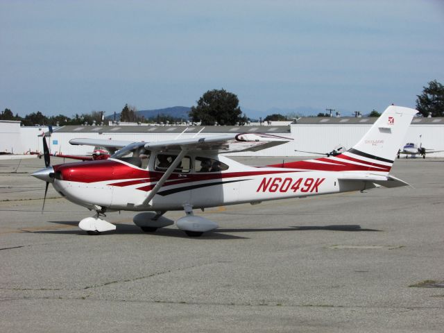Cessna Skylane (N6049K) - Taxiing at Fullerton