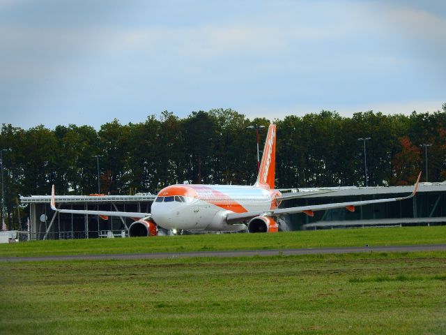 Airbus A320 (G-EZTL) - EPLB