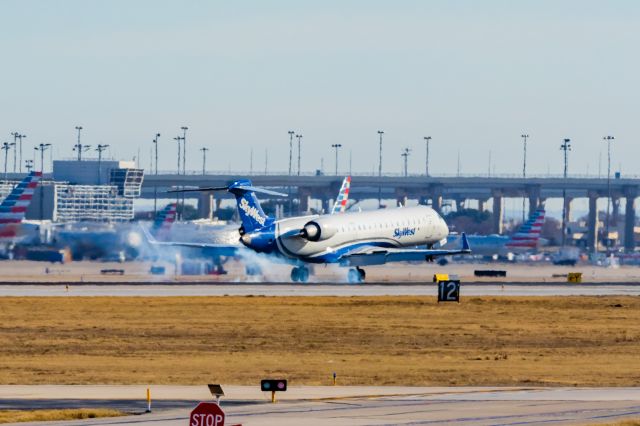 Canadair Regional Jet CRJ-700 (N768SK) - SkyWest CRJ700 landing at DFW on 12/27/22. Taken with a Canon R7 and Tamron 70-200 G2 lens.