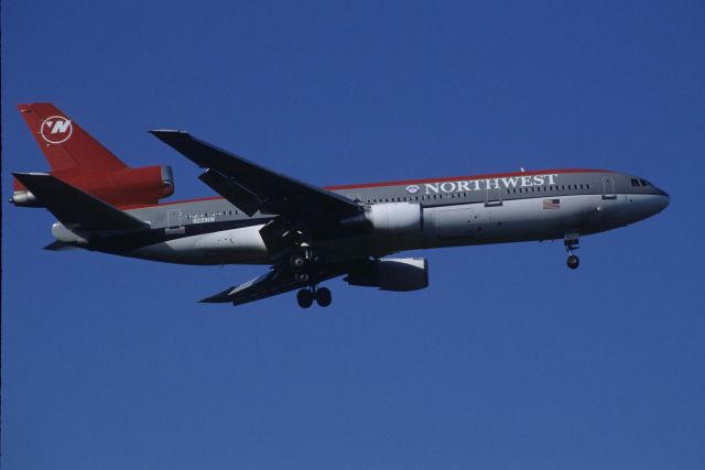 McDonnell Douglas DC-10 (N221NW) - Final Approach to Narita Intl Airport Rwy34L on 1998/10/03