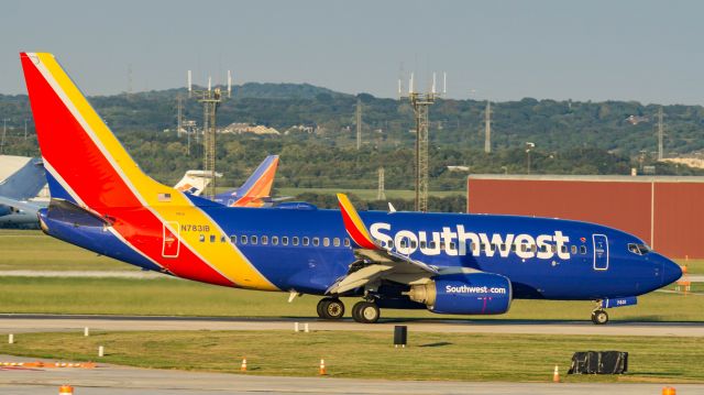 Boeing 737-700 (N7831B) - Arriving 13Rbr /10/14/17