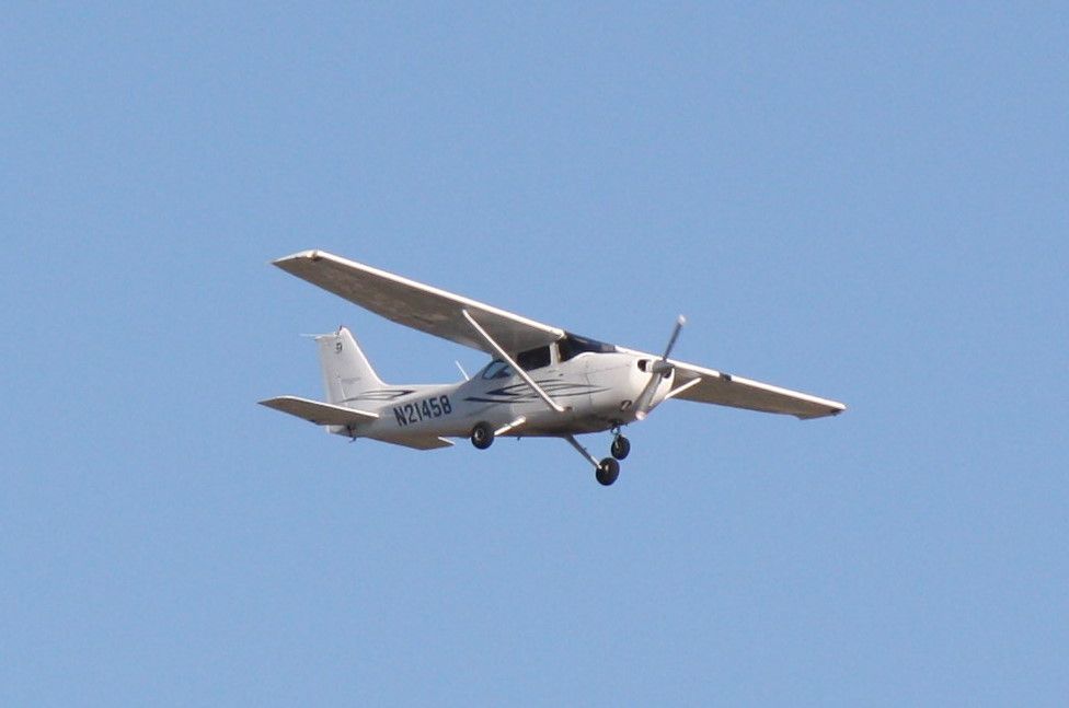 Cessna Skyhawk (N21458) - N21458 performing manuevers at Sarasota-Bradenton International Airport