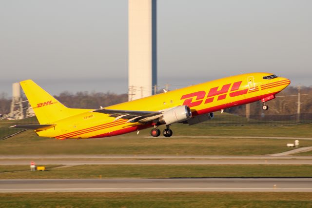 BOEING 737-400 (N311GT) - DHL 737-400 departing RWY 18L at CVG.
