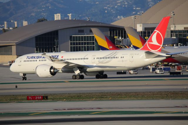 Boeing 787-9 Dreamliner (TC-LLF)