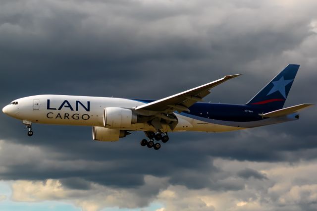 Boeing 777-200 (N774LA) - stormy clouds, dark sky