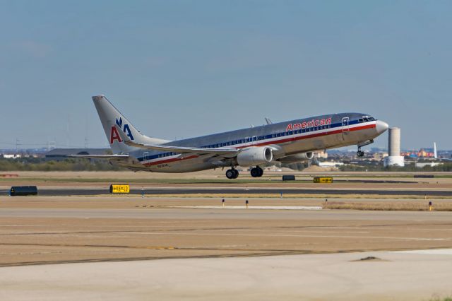 Boeing 737-800 (N932AN)