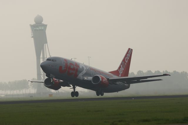 BOEING 737-300 (G-CELC)