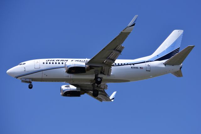 Boeing 737-500 (N709S) - Arriving 23-R at KIND today (04-27-18)