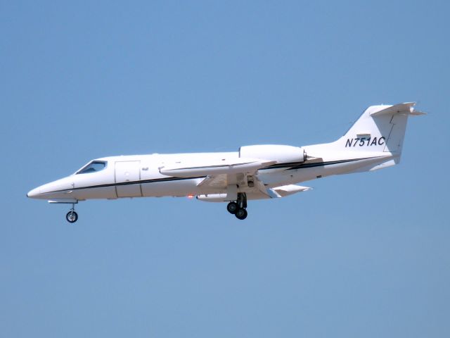 Learjet 35 (N751AC) - Mar. 25, 2009 - Landing on 25L