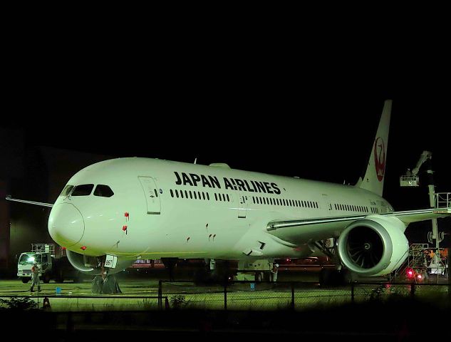Boeing 787-9 Dreamliner (JA867J) - I took this picture on Aug 06, 2019.br /The plane was washing and polishing after 2:00 am on the morning of August 6th.