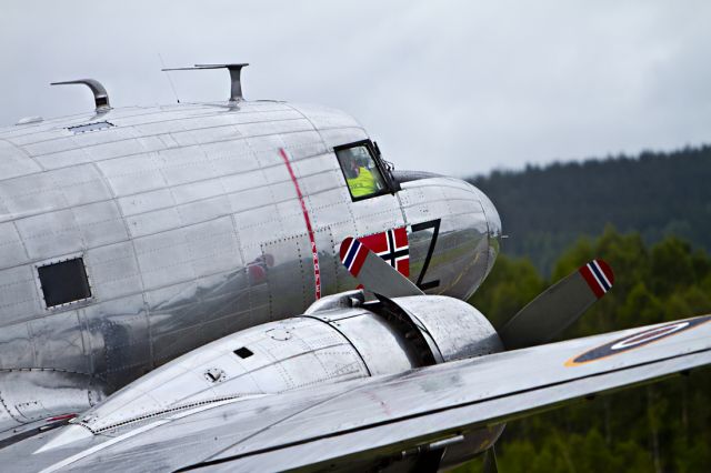 Douglas DC-3 —