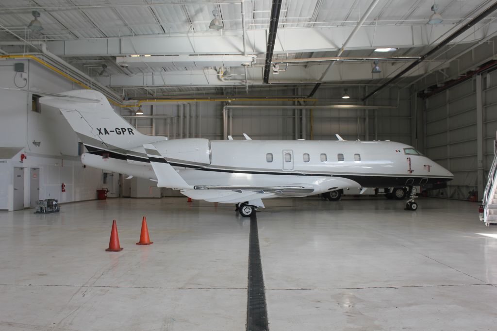 Bombardier Challenger 300 (XA-GPR)