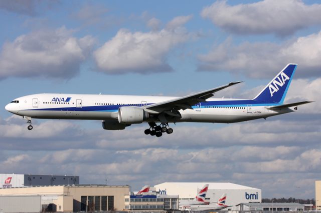 BOEING 777-300ER (JA733A) - Landing on runway 27L