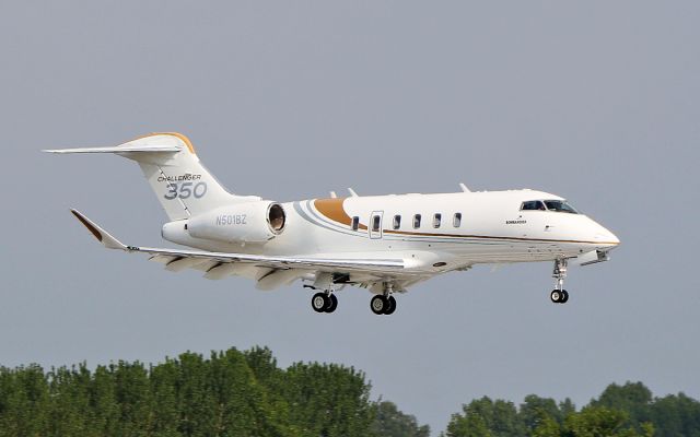 Canadair Challenger 350 (N501BZ) - cl-350 n501bz about to land at shannon 11/5/17.