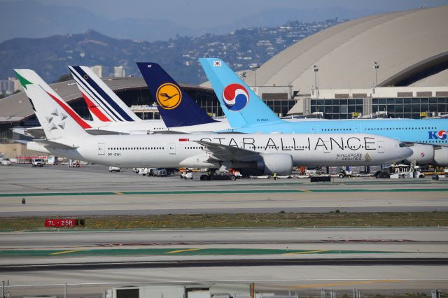 BOEING 777-300ER (9V-SWI)