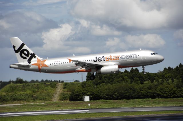 Airbus A320 (VH-VGN) - Final Approach to Narita Intl Airport Rnwy16L on 2012/08/18