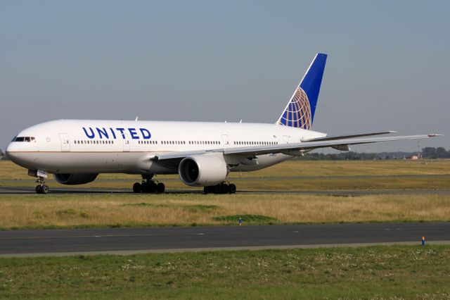Boeing 777-200 (N768UA)