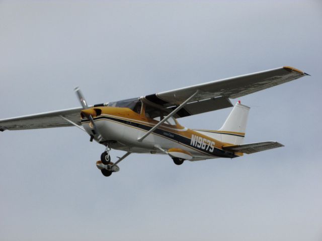 Cessna Skyhawk (N1967S) - Landing on RWY 24