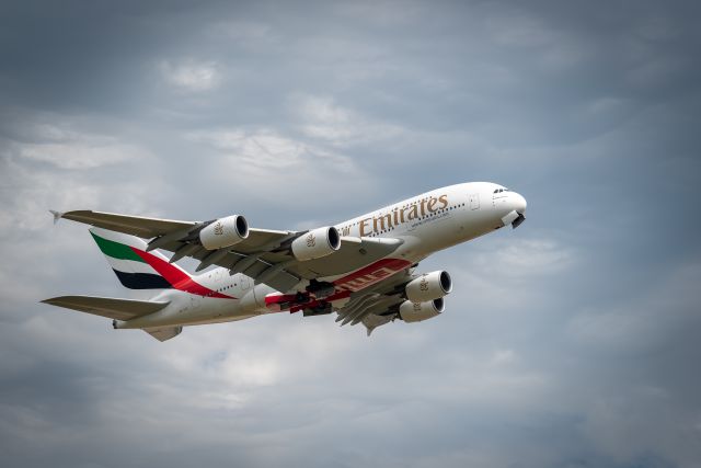 A6-EEZ — - Der A380 beim Start am DUS International Airport. Der Spot befindet sich in Düsseldorf Lohausen, Niederrheinstraße 165 (Seitenstraße im Wendekreis).