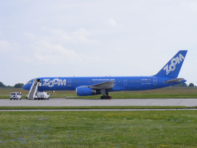 Boeing 757-200 (C-GTSN) - defunct airline