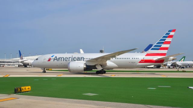 Boeing 787-8 (N810AN) - American Airlines Boeing 787-8 Dreamliner N810AN in Chicago