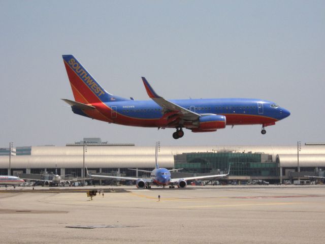 Boeing 737-700 (N469WN) - Landing on RWY 19R